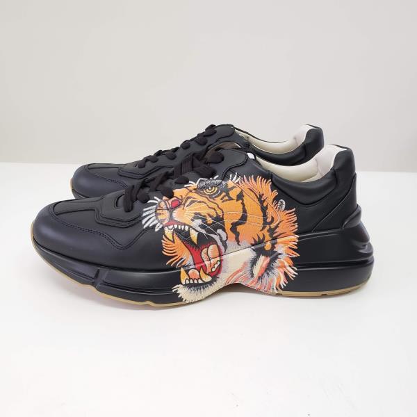 gucci tiger shoes black