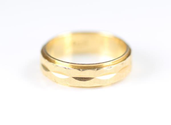 14K Classic Diamond Inset Wedding Band Ring Size 7.5 Yellow Gold